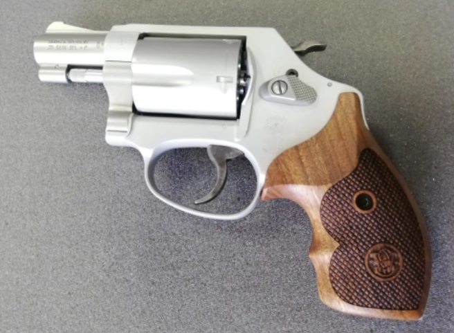 Pažbičky KSD Smith & Wesson J rám round butt ultra compact orech